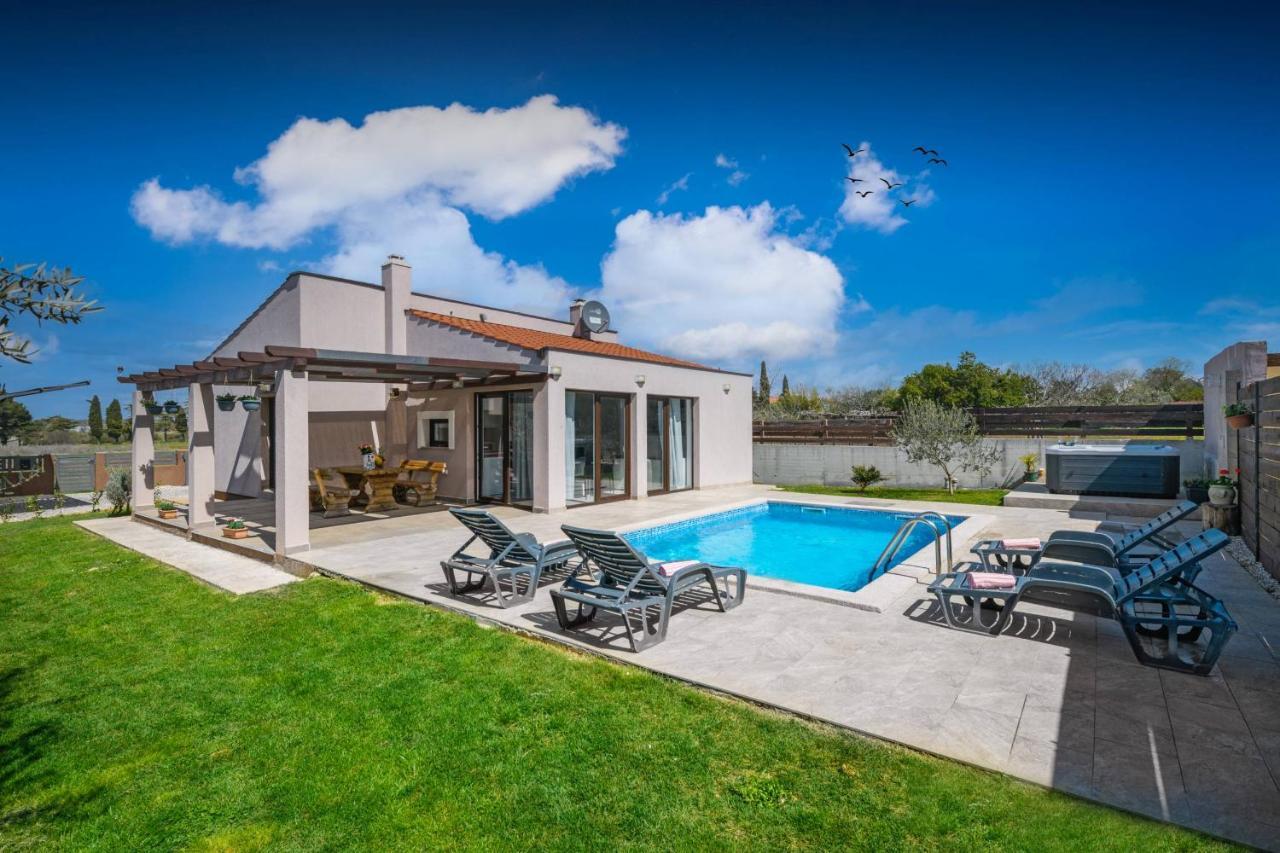 Villa Bobo Family House With Pool Vodnjan Esterno foto