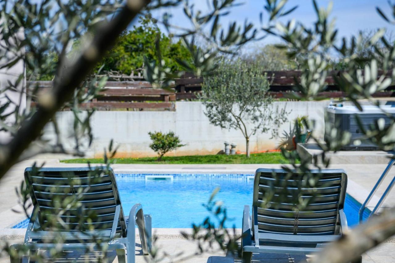 Villa Bobo Family House With Pool Vodnjan Esterno foto