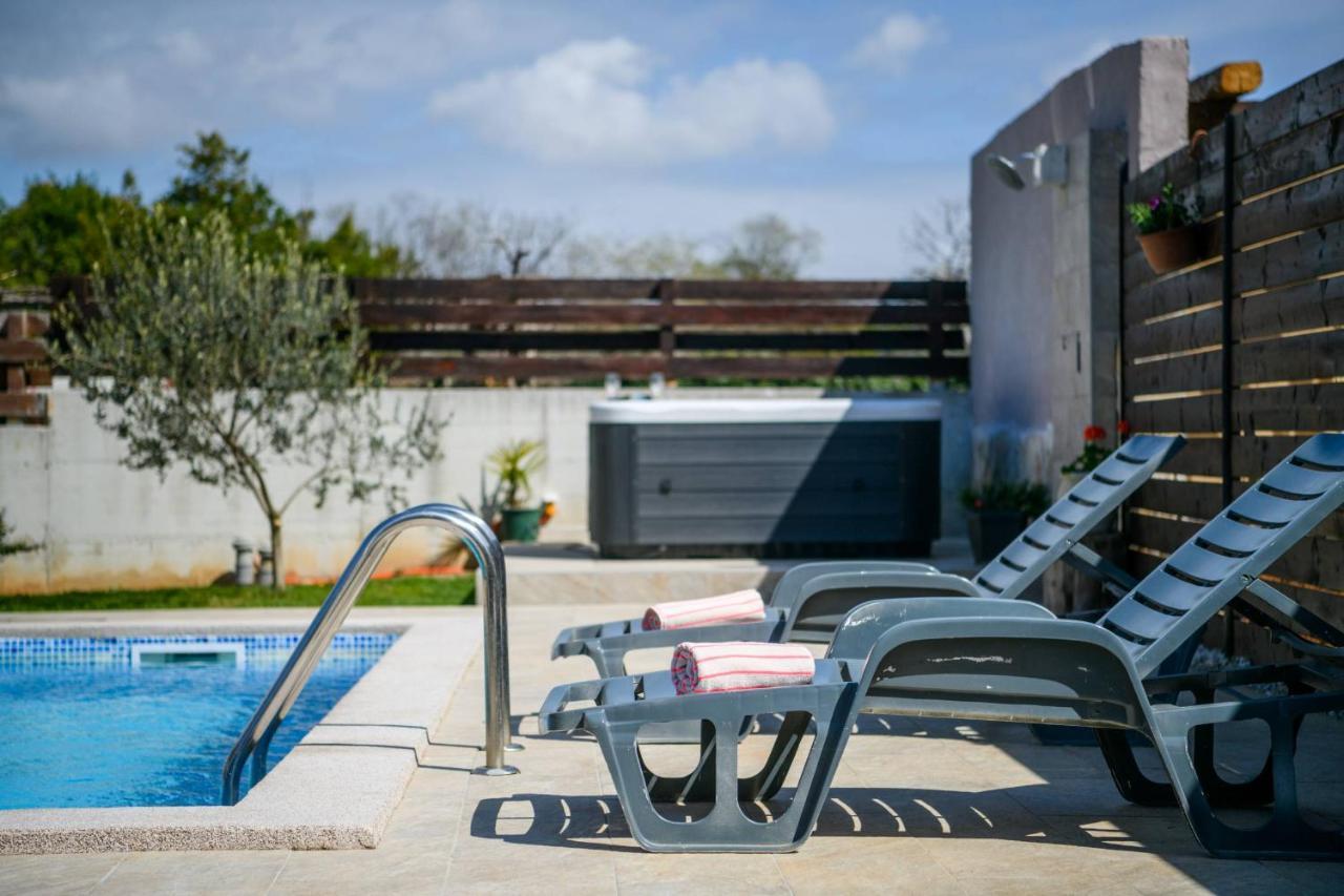 Villa Bobo Family House With Pool Vodnjan Esterno foto