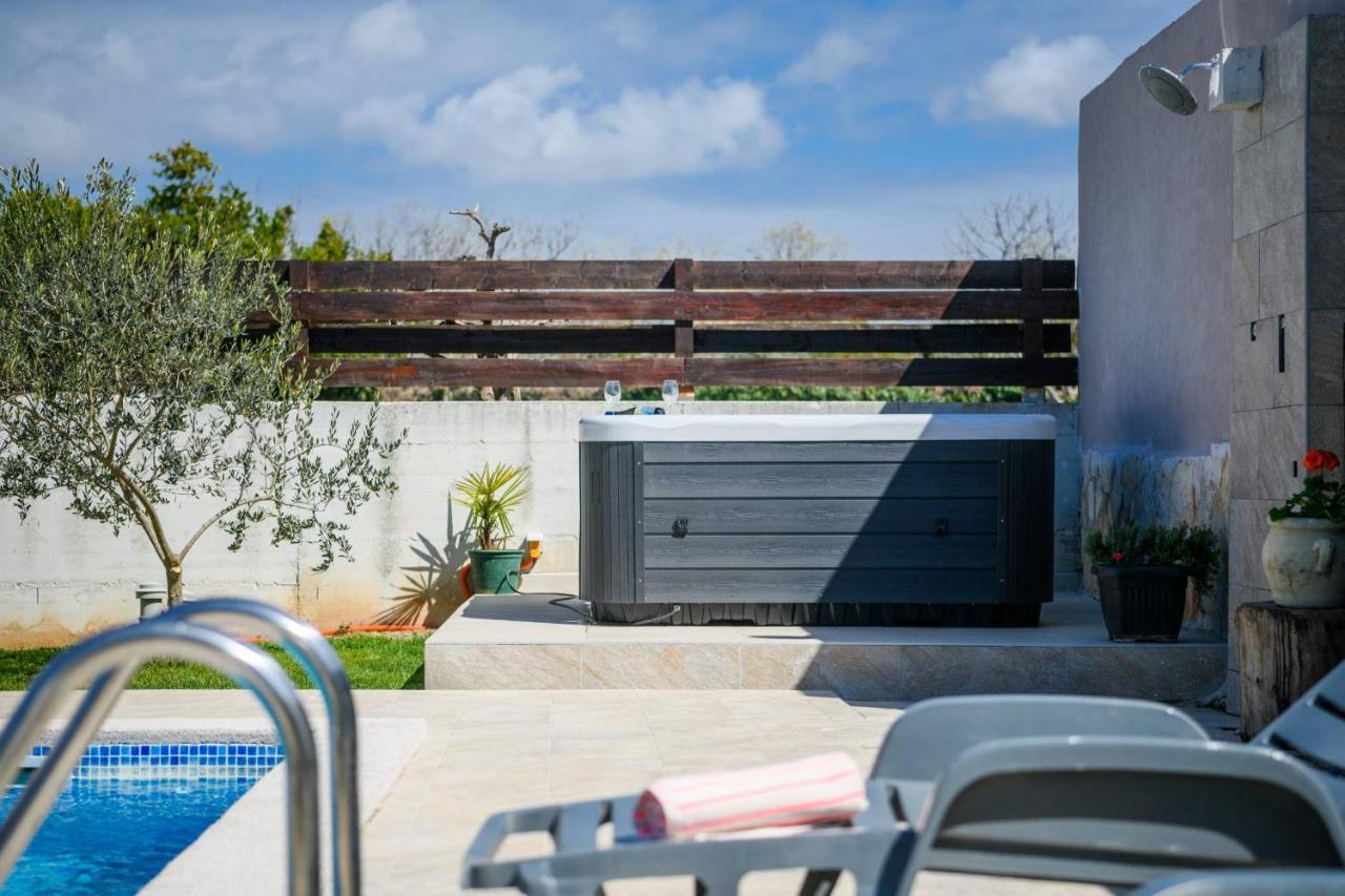 Villa Bobo Family House With Pool Vodnjan Esterno foto