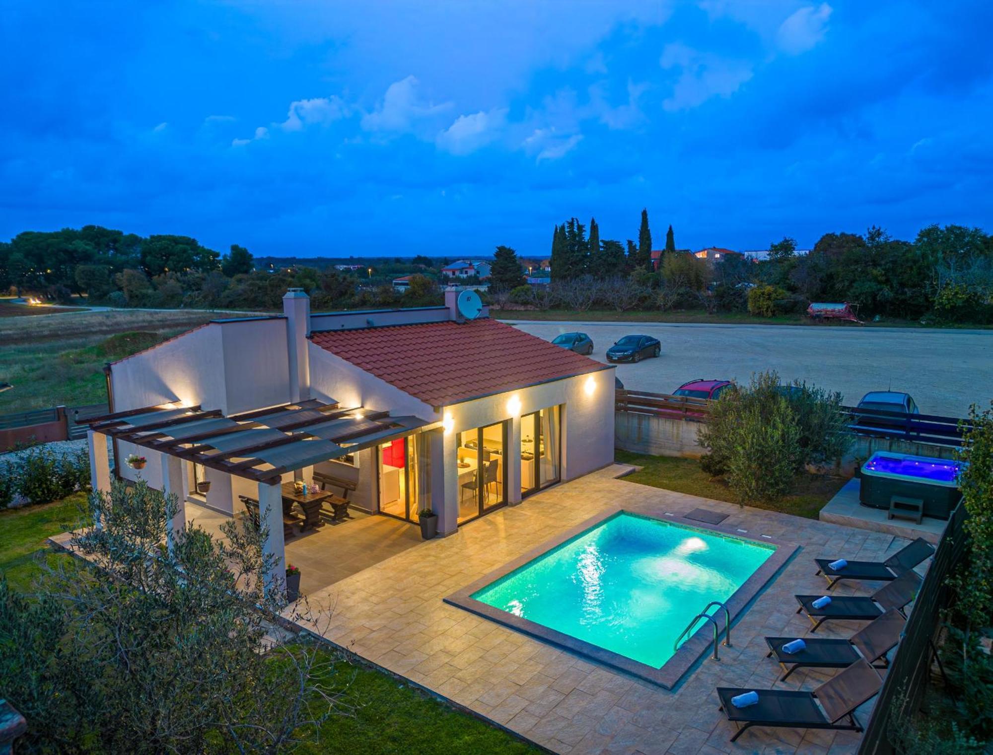 Villa Bobo Family House With Pool Vodnjan Esterno foto