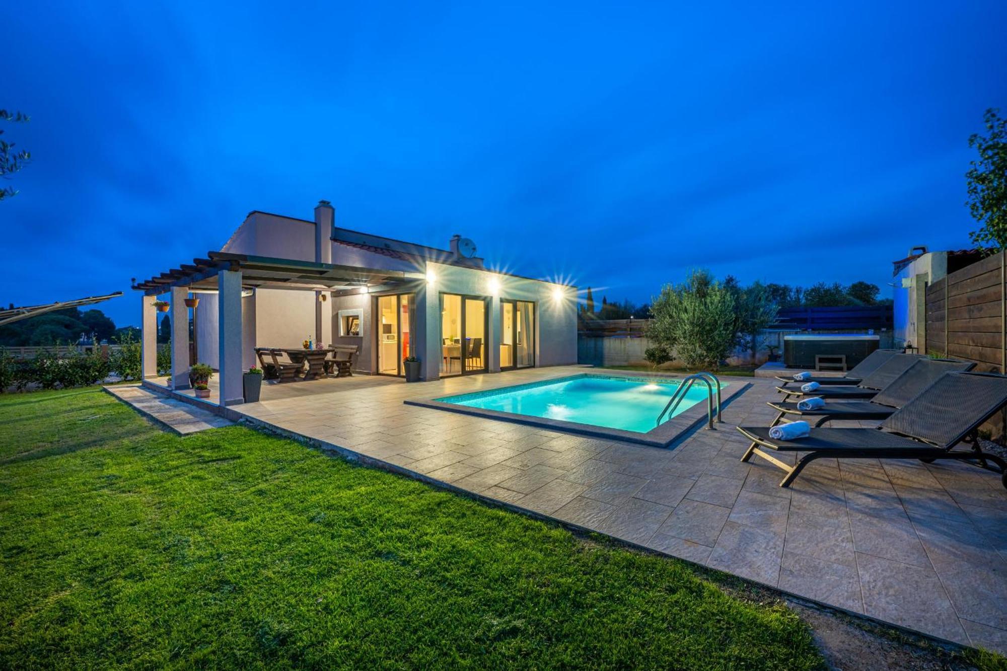 Villa Bobo Family House With Pool Vodnjan Esterno foto